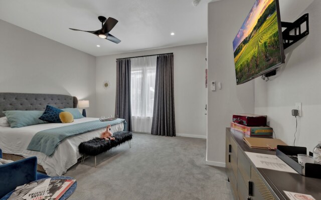 The Bentley Hotel - Sinatra Room - Hill Country View