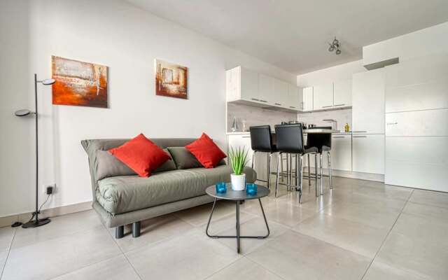 Modern Apartment With Private Balcony, Near Palais