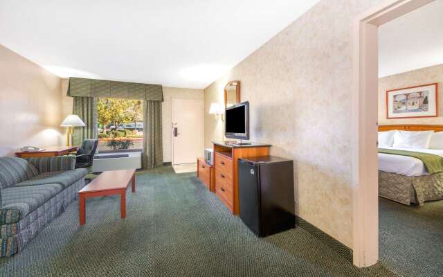 Days Inn & Suites by Wyndham Albuquerque North