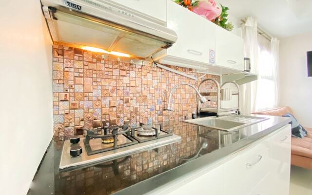 Comfy And Modern 2Br Apartment At Parahyangan Residence