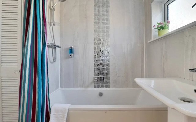 Skyvillion - Valley Way - 3bed House In Stevenage