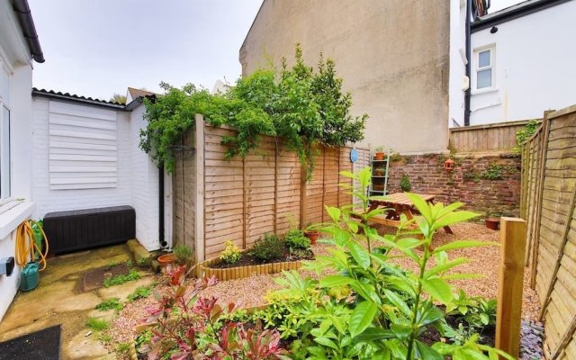 Bright and Spacious 1 Bed Flat With Garden