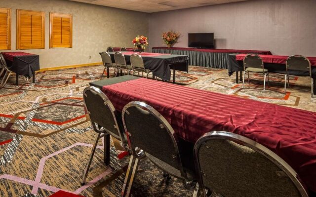 Orangewood Inn & Suites Kansas City Airport