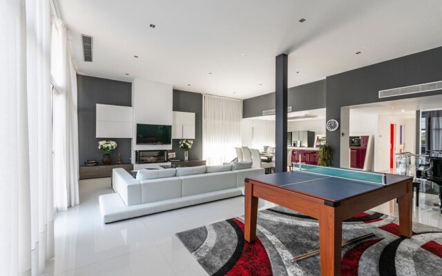 Luxurious Villa. Overflowing Pool 100 Meters From the Beach