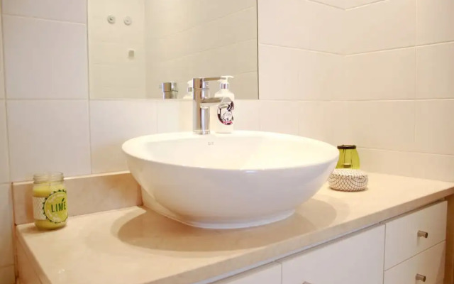 ALTIDO Modern 1-bed Apt w/terrace, moments from São Bento Palace