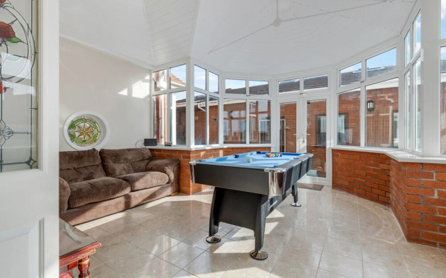 Queens Crest by Sasco Apartments