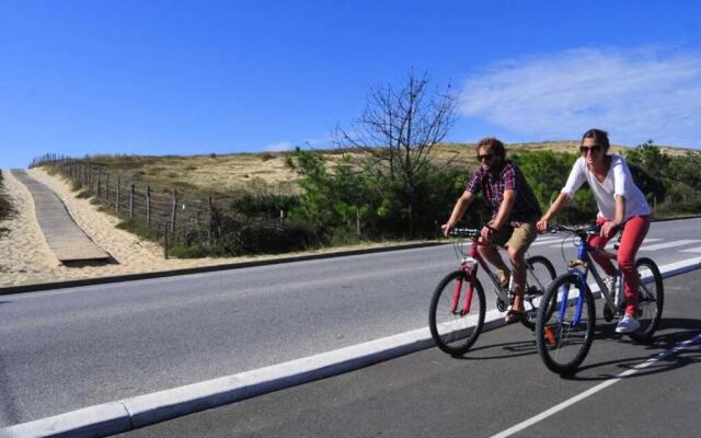 L'annexe des Cigales, à l'ombre des chênes lièges