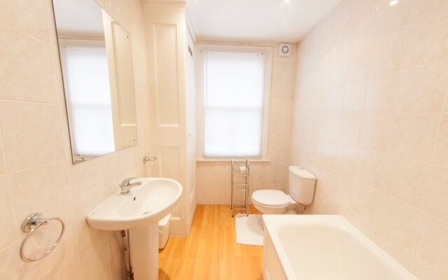 Bright, Airy 2BR Ealing Broadway Flat for 4