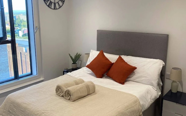 Lakeside - Central Apartment - Free Parking - Cinema Room