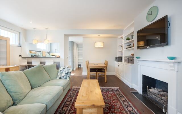 Attractive Apartment With Private Patio in Fashionable Fulham by Underthedoormat