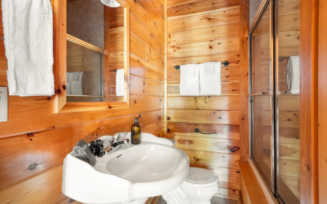 Cades Cove by Avantstay Treetop Haven in Smokey Mountains w/ Hot Tub, Game Room & Home Theatre