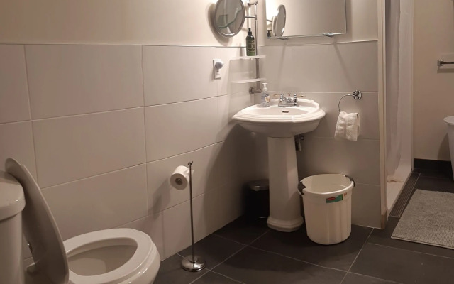 Oberge Inn  Riverside guest room in Val-David village with free parking