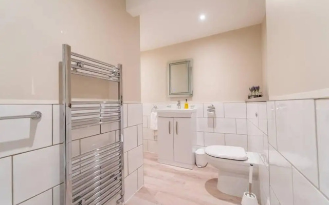 Stylish 3 Bedroom Maisonette