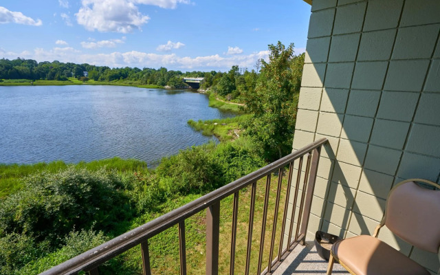 Riverview Inn & Suites