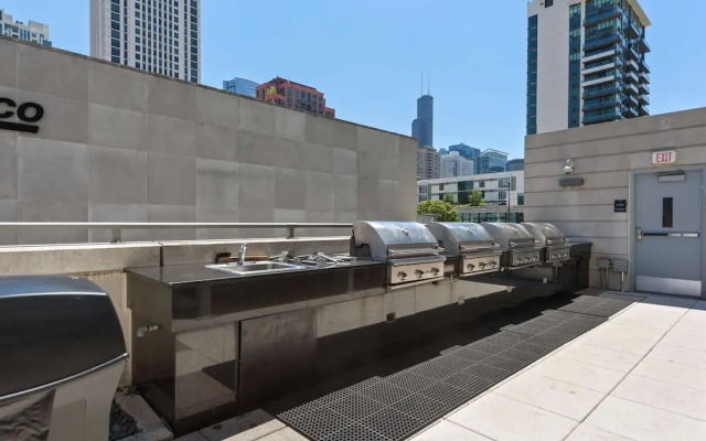 West Loop Luxe 2BR Balcony Skyline Views