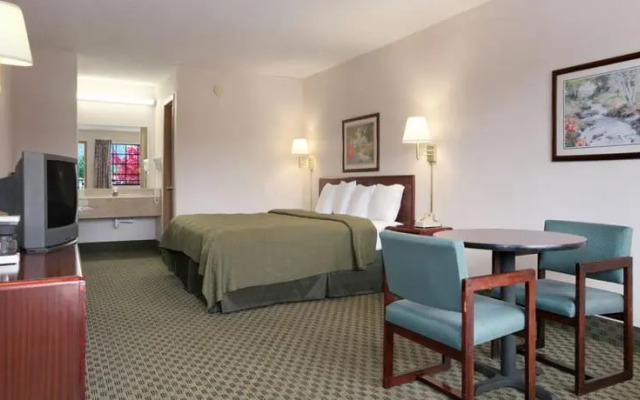 Travelodge Inn and Suites Fayetteville