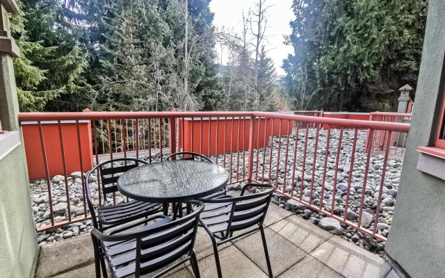 Alpenglow Lodge Family Studio with Murphy Bed by MVA