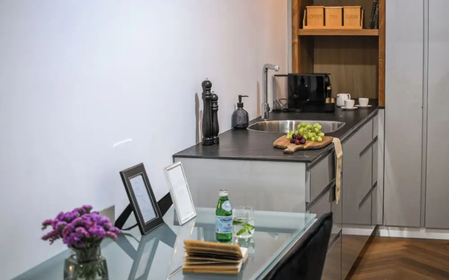 Stylish 3BR Apt with Patio in the City