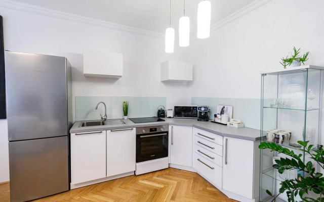 Panoramic Apt. near Chain Bridge