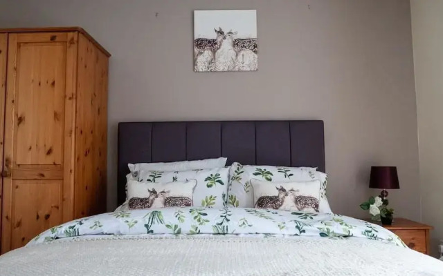 5 Bedroom Guesthouse in Quiet Cul-de-sac location.