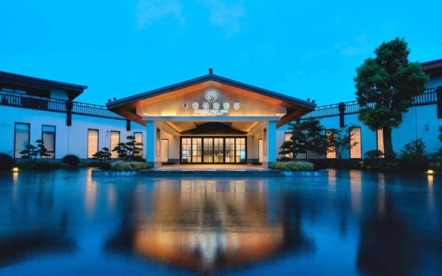 Slender West Lake Hot Spring Resort