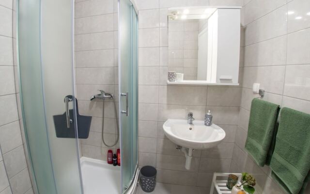 Green Leaf Apartment