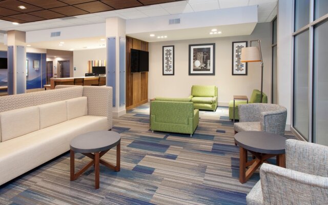Holiday Inn Express & Suites Detroit - Farmington Hills by IHG