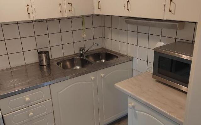 Kalle's unluxury guest house Aircon 15min city center by train