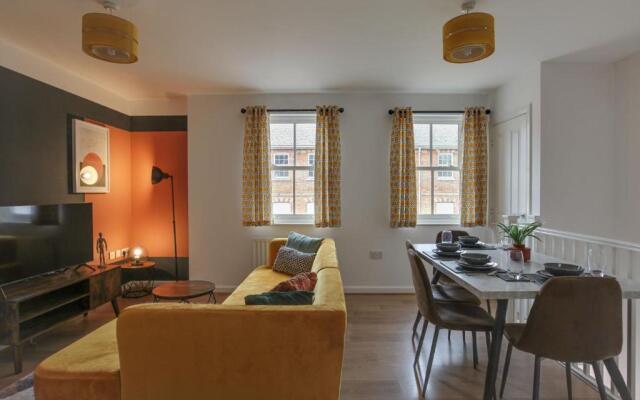 Beautiful Two Bedroom Coach House - Free Parking & Netlfix