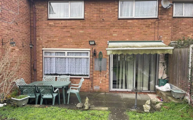 Charming Basildon House With 3 Bedroom Near Town