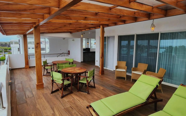 Galapagos Apartments - Bay View House