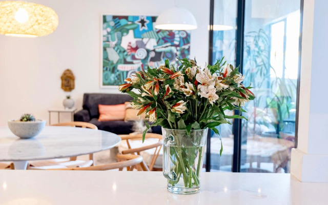 ✶ Maras Residence ✶ LUXURY Rooftop Pool & Grill