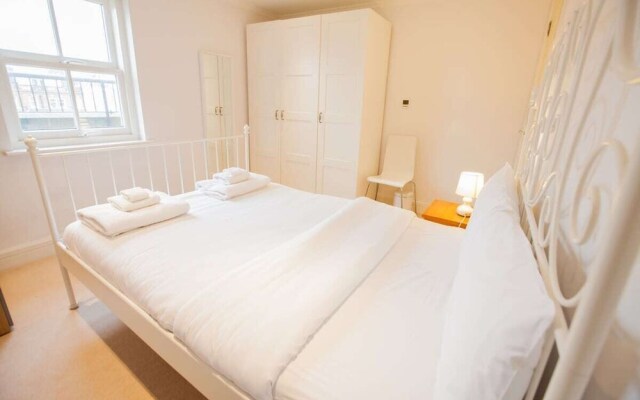 Light And Airy 1Bed Barons Court Flat Lift And Balcony