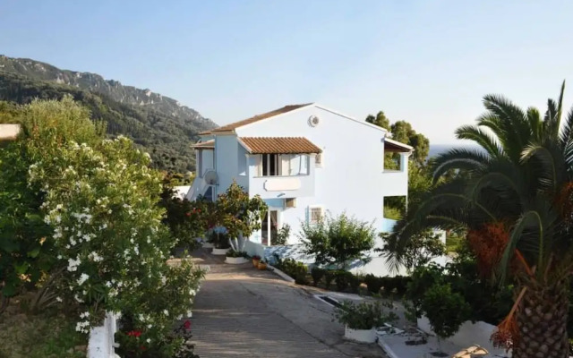 Agios Georgios - 2 Beds - Sleeps 5 - Free Parking