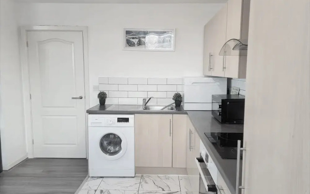 2 bedroom Central Flat with Parking