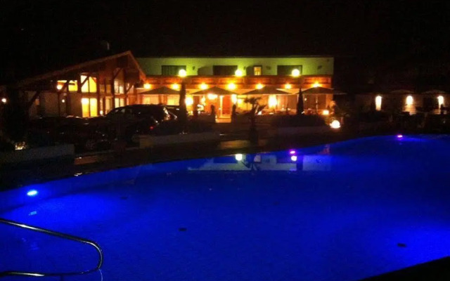 Schlosshof Charme Resort – Hotel & Camping