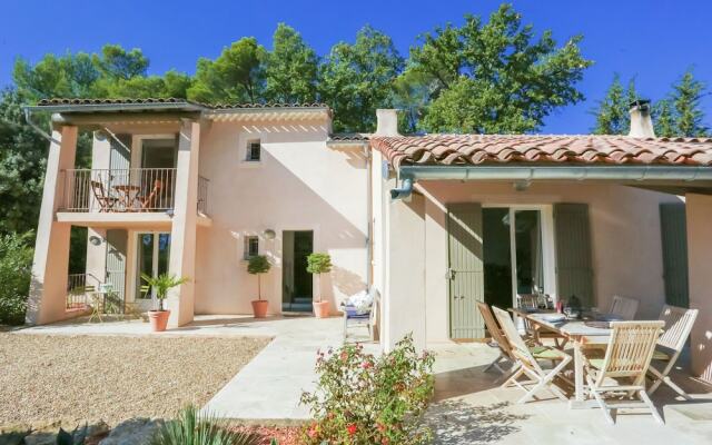 Lovely Villa in Buisson With Private Swimming Pool