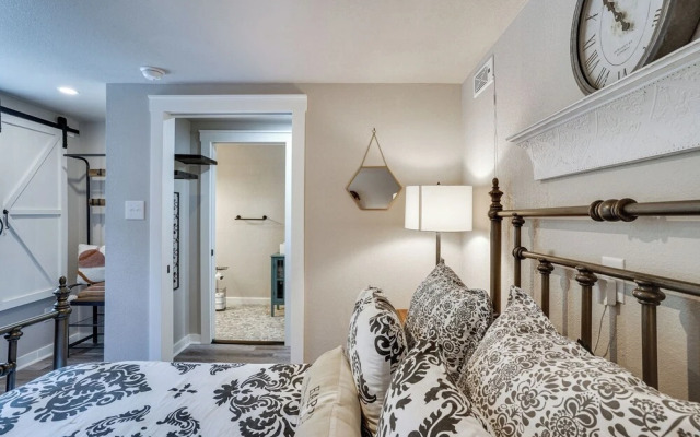 Pet-friendly Granbury Home w/ Yard, Near Downtown!