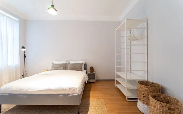 Spacious 2bdr Apt in Beautiful Neighborhood