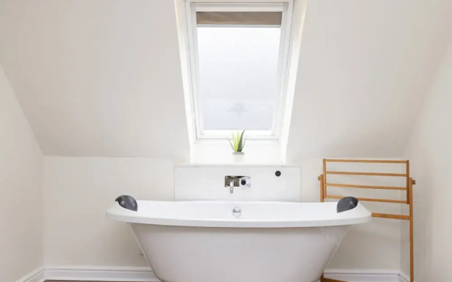JOIVY Inviting Flat Near Edinburgh Castle W/ Parking