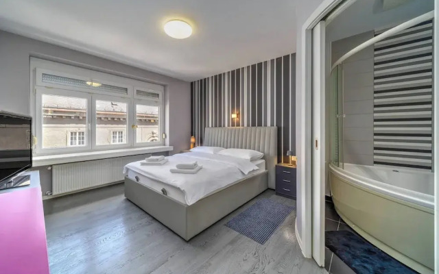 Silver Apartment With Hot Tub And Balcony