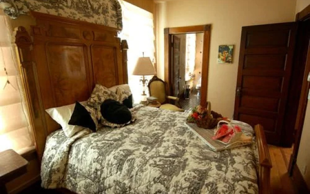 Smith Fargo Suites