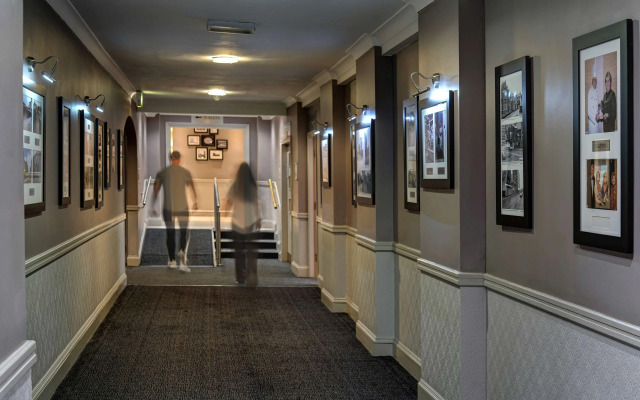 Cresta Court Hotel