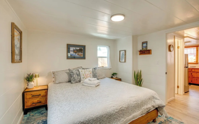 Walk to Beach: Dog-friendly Cabin in Glenbrook!