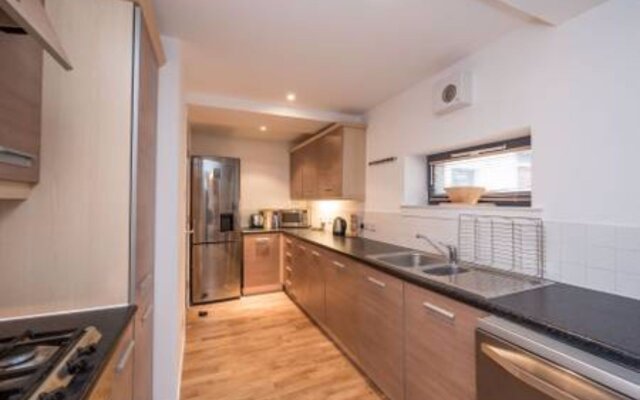2 Bedroom Apartment Off Royal Mile
