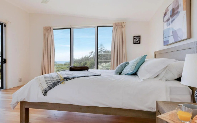 Aloha - direct beach access from property
