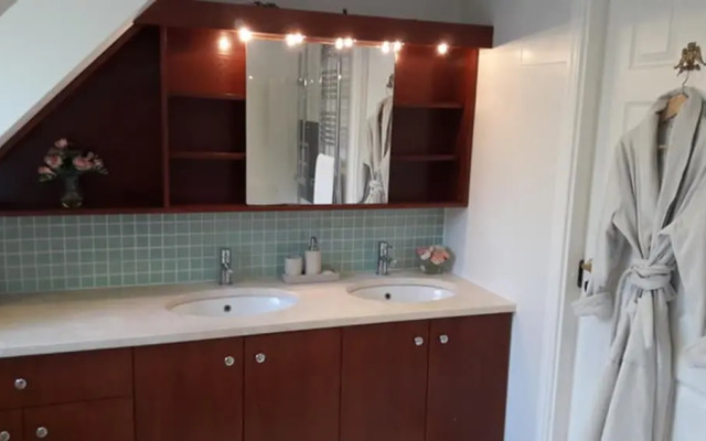 Large 3 bed House With Separately Bookable Studio