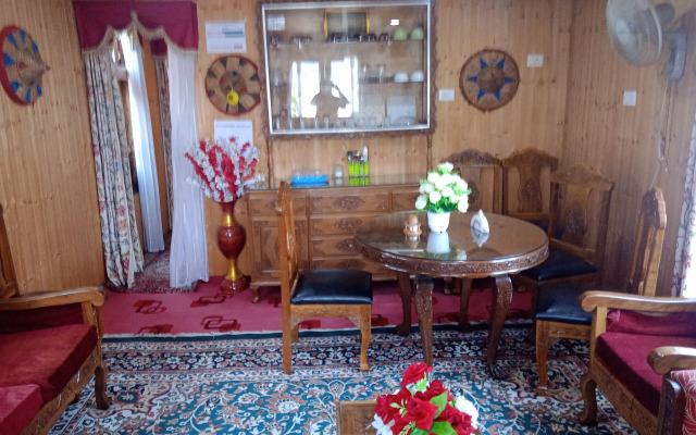 Mughal E Azam Houseboats