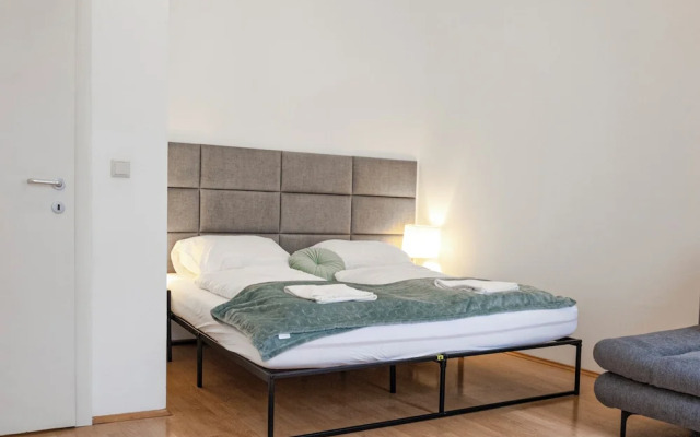 2BR Apt Near Stadthalle