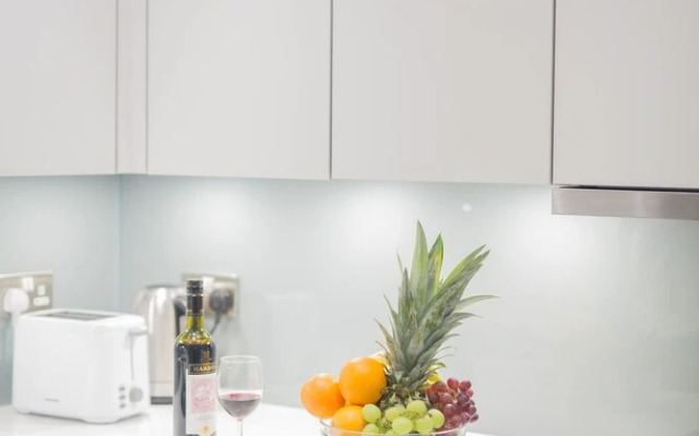 Canary Views One Bed and Bath Apartment